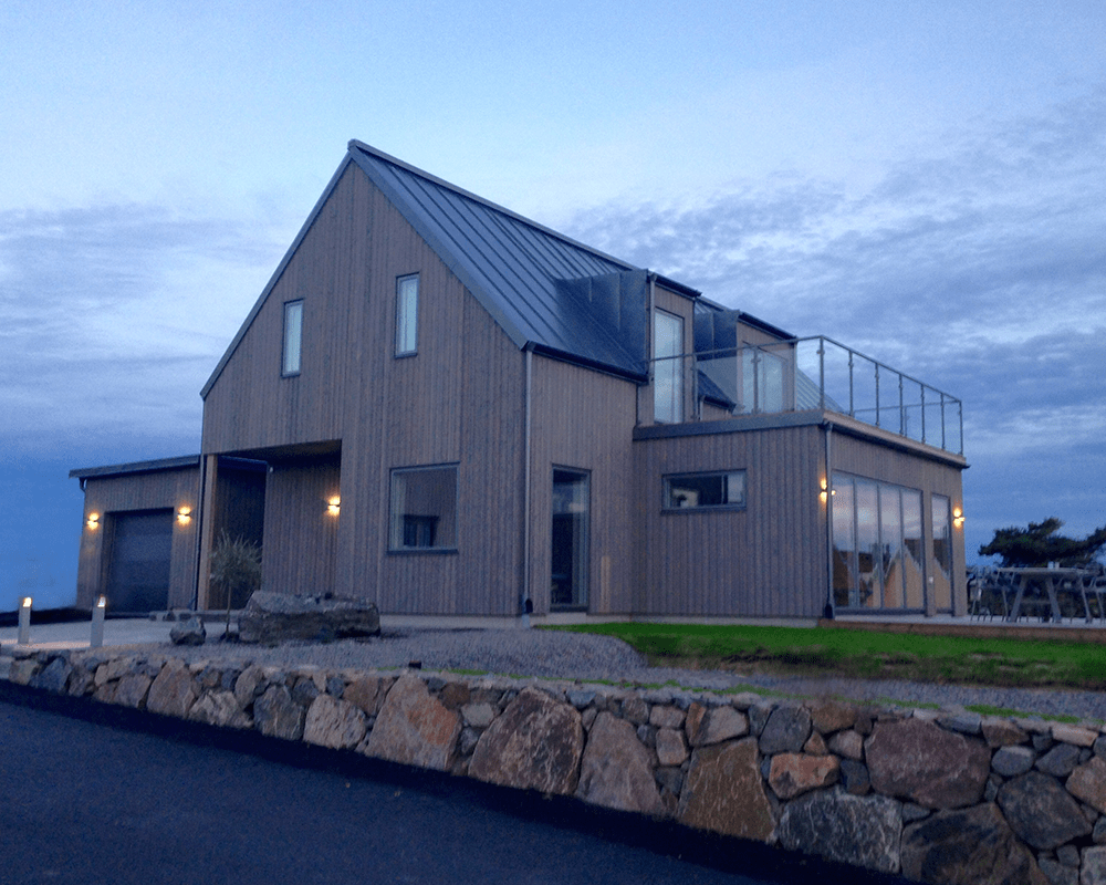 Illusion Reko Grå udendørslampe Fra Westal - Illusion Reko er en væglampe med op- og nedlys, lavet af anodiseret aluminium og pulverlakeret i en alugr&aring; farve Lampen er udstyret med integreret LED og varmt hvidt lysmønster.