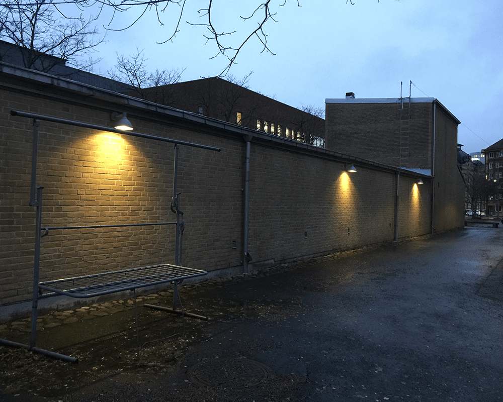 Ark Mini Hvid udendørslampe Fra Westal - Bagsiden er udstyret med to ind- og udgange og hurtig tilslutningsterminal.