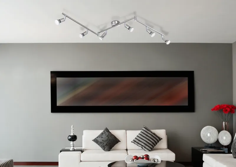 Matrix 6 Nikkel spotlight Fra Globo Lighting - 6st spotlights &auml;r monterade l&auml;ngs konstruktionen och ger en kraftfull belysning med 1500 lumen och en varmvit ljusf&auml;rg p&aring; 3000K, vilket skapar en behaglig atmosf&auml;r.