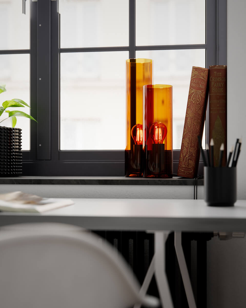 Flake 30cm Rav bordlampe Fra By Rydéns - Med sit elegante cylinderformede glas og tilg&aelig;ngelighed i trendy farver som m&oslash;rk rav og gr&oslash;n er Flake den perfekte lampe til at skabe stil og atmosf&aelig;re i dit hjem.