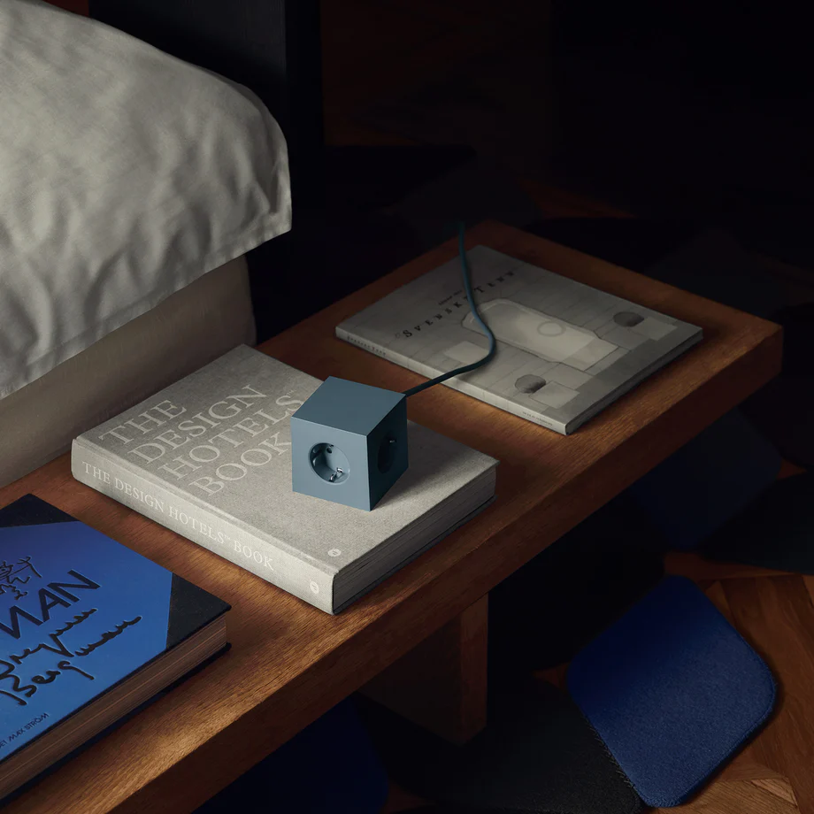 Square 1 with 30W Dual USBC & Magnetic base, 3m Blå Fra Avolt - Str&oslash;mskinne fra Avolt med et stilfuldt design med en lang PVC-ledning, en terning lavet af genbrugsplast og en magnetisk plade i bunden, s&aring; den kan h&aelig;nges p&aring; v&aelig;ggen.