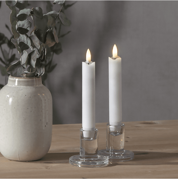LED Antiklys Flamme Hvid Fra Star Trading - Fremstillet af &aelig;gte voks med en meget naturtro flamme, der skinner med en varm hvid gl&oslash;d.