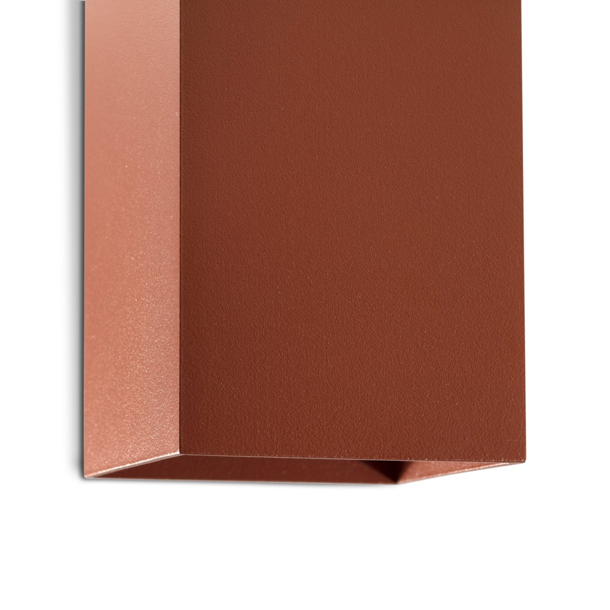 Lune 10cm Terrakotta væglampe Fra Faro Barcelona - Lune er en firkantet v&aelig;glampe med en bl&oslash;d terrakottafinish, der passer perfekt i gange, korridorer og andre passager.