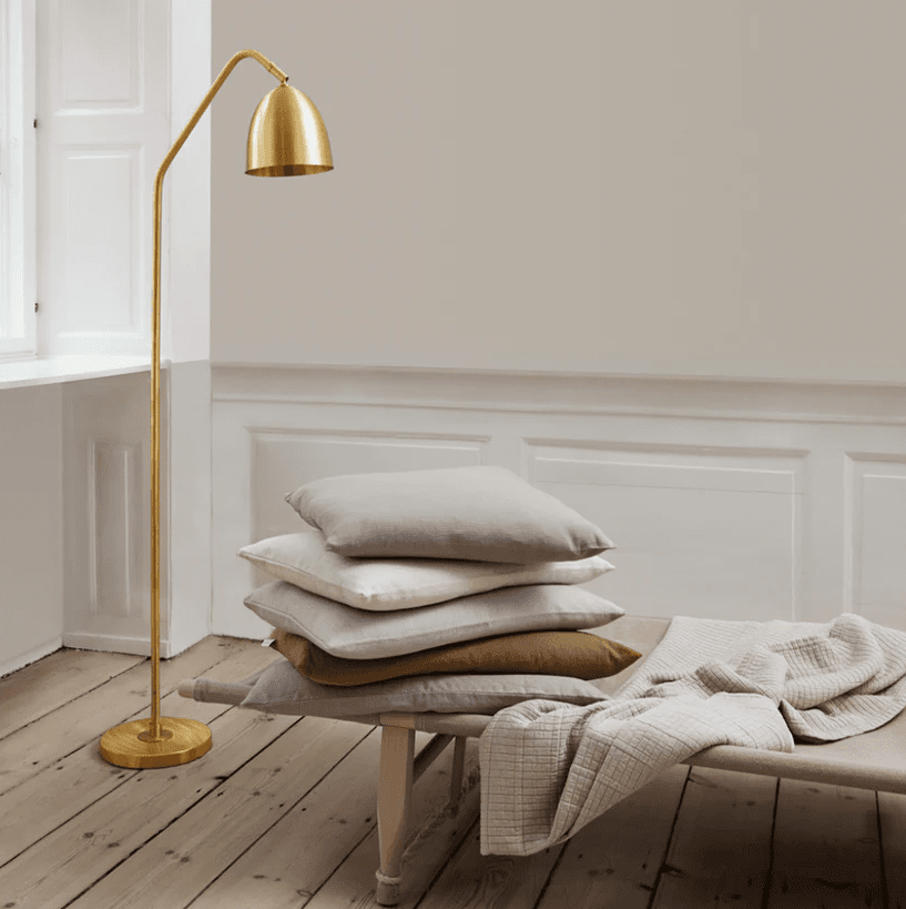 Soft Mat messing gulvlampe Fra H. Skjalm P - Den passer også perfekt i hallen eller på kontoret og giver et smukt nedadrettet lys og en hyggelig atmosfære.