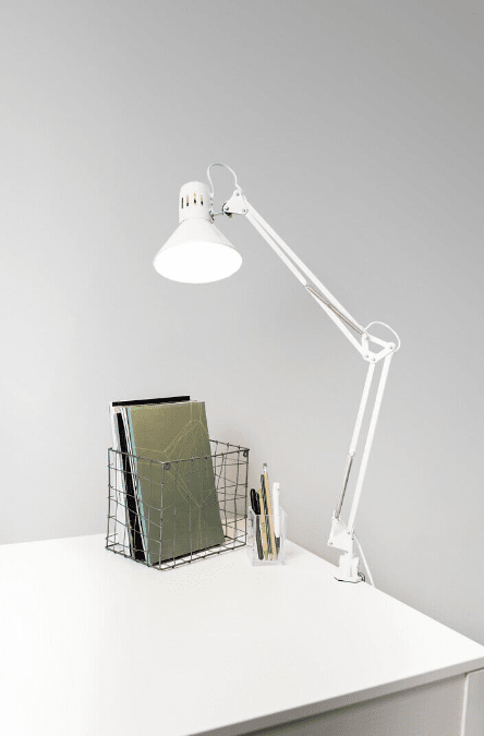 Venla Hvid klemmelampe Fra Airam - Klassisk og tidl&oslash;s skrivebordslampe og indvendig armatur.