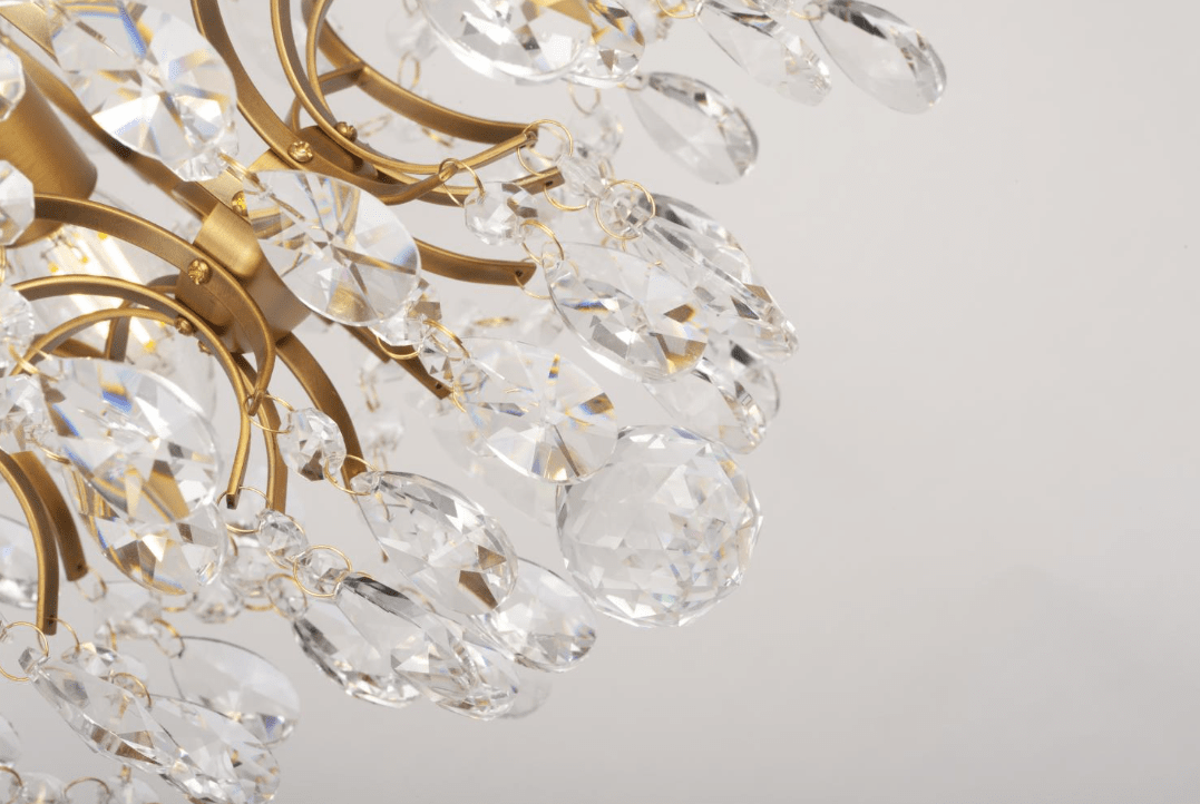 Kate Ø35 Børstet messing krystal Fra Norrsken Design - Med sine strålende håndskårne Klasse 1 K9-krystaller og en gylden finish reflekterer den lyset på&aring; en magisk måde og skaber en uforglemmelig atmosfære.