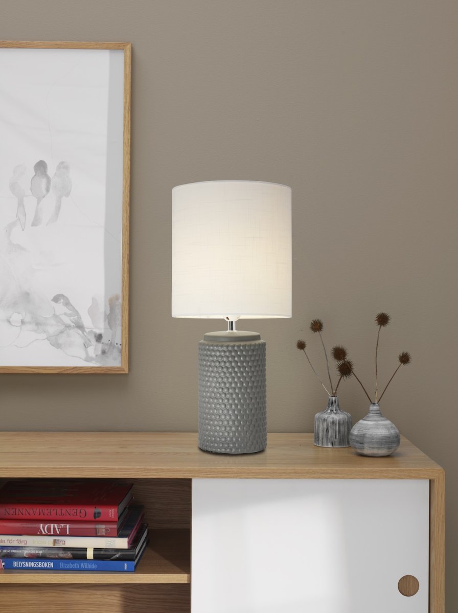 Bubble 50cm Grå bordlampe Fra Cottex - Bubble bordlampe er en stilfuld keramisk lampe med en unik boblestruktur p&aring; foden, der giver et moderne indtryk.