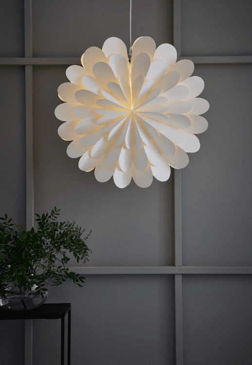 Maravilla Ø60 Hvid Fra Markslöjd - Med en papirsk&aelig;rm i bl&oslash;de, foldede former og en diameter p&aring; 60 cm fungerer den som en smuk vindueslampe, der passer b&aring;de i julen og &aring;ret rundt.