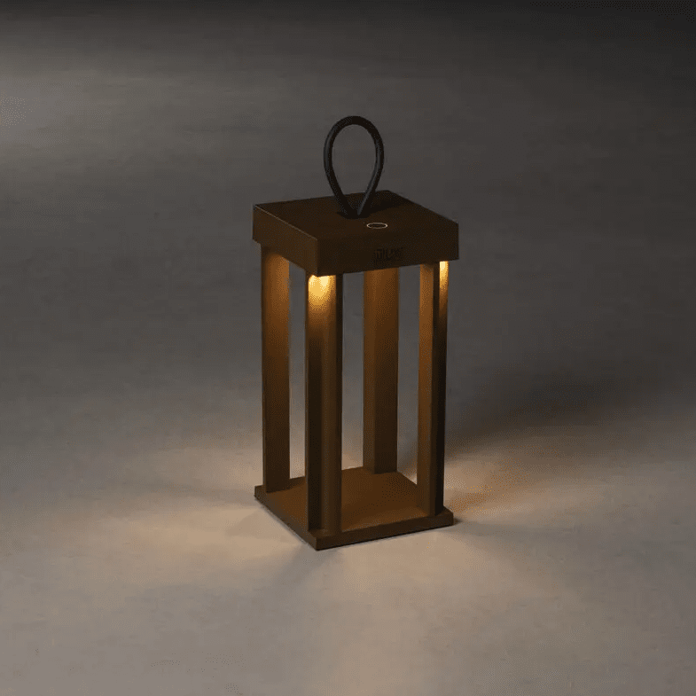 Cannes 42cm Rust bærbar Fra Konstsmide - Lampen er udstyret med en touch-dæmper, så du kan justere lysstyrken og farvetemperaturen.