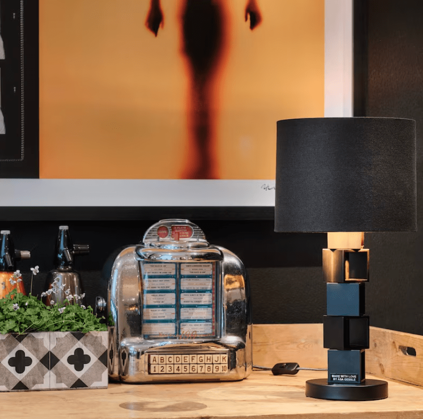 Hello Sunshine 50cm Sort bordlampe Fra By Rydéns - Den afrundede sorte lampesk&aelig;rm i stof harmonerer i kontrast til den smallere lampefod, som best&aring;r af mursten stablet p&aring;; hinanden i et smukt design.