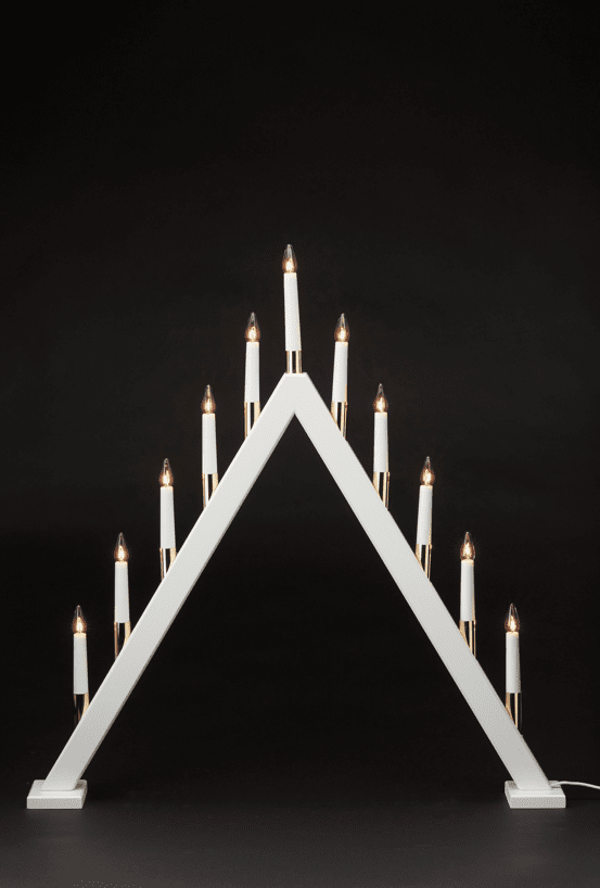 Hilda 11 Hvid Fra Pixie Design - Hilda lysestagen med 11 arme i hvid finish og gulddetaljer er en elegant og klassisk borddekoration, der bringer julestemningen ind i dit hjem.