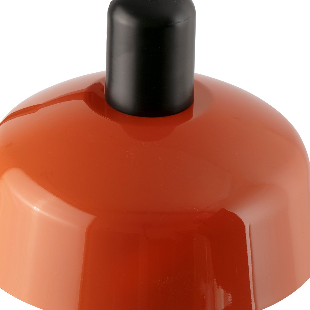 Tatawin Ø18 Rød-orange loftslampe Fra Faro Barcelona - Tatawin er en loftslampe med en sort struktur og en r&oslash;d-orange metalsk&aelig;rm, der spreder et rettet, atmosf&aelig;risk lys.