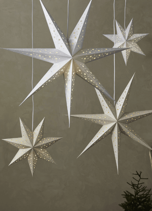 Solvalla Ø75 Sølv Fra Markslöjd - Solvalla-stjernerne i sølv er med deres imponerende størrelse på 75 cm den perfekte juledekoration til at skabe en funklende og festlig atmosfære.