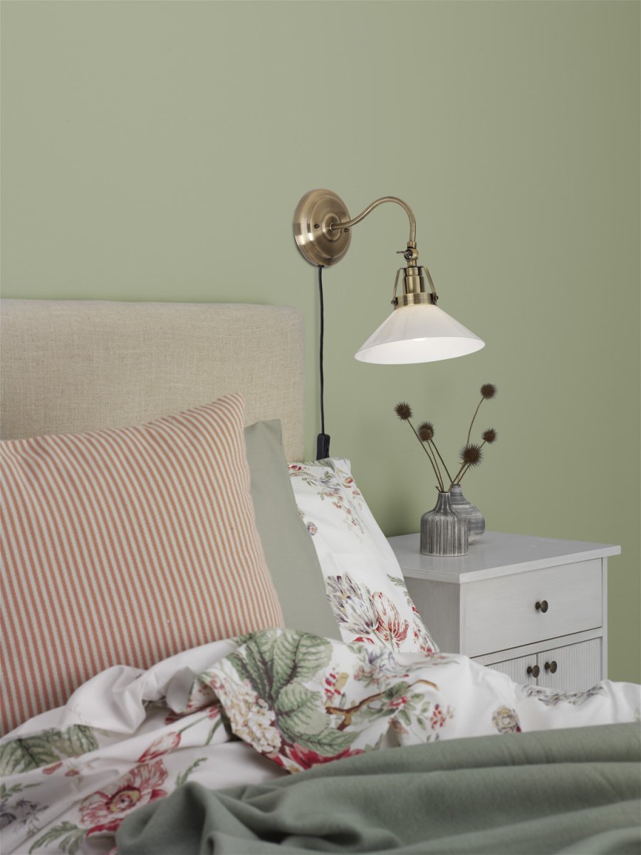 Skomagerlampe Ø20 Antik messing væglampe Fra Cottex - Denne lampe er ideel til at skabe en klassisk atmosfære i hjemmet.