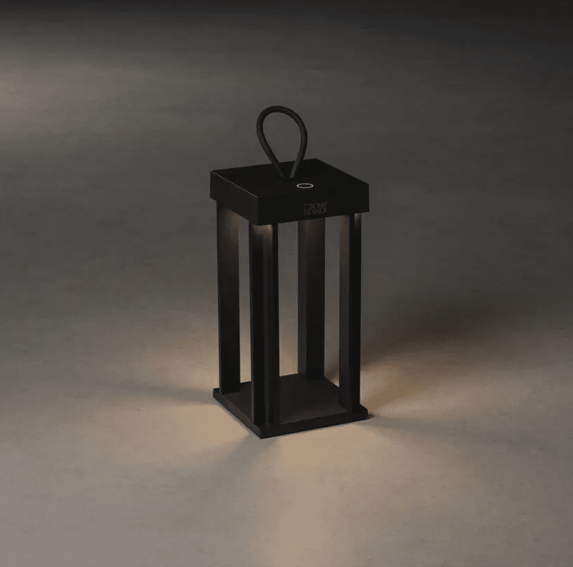 Cannes 42cm Sort bærbar Fra Konstsmide - Lampen er udstyret med en touch-dæmper, så du kan justere lysstyrken og farvetemperaturen.