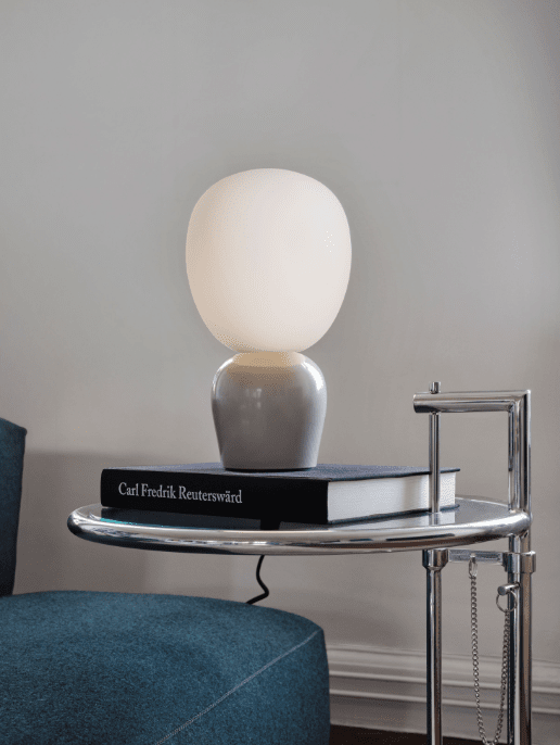 Buddy 34cm Greige bordlampe Fra Belid - Med sin j&aelig;vne gl&oslash;d og sofistikerede design bliver Buddy en naturlig del af hjemmet, en ledsager, der spreder lys og karakter i generationer fremover.