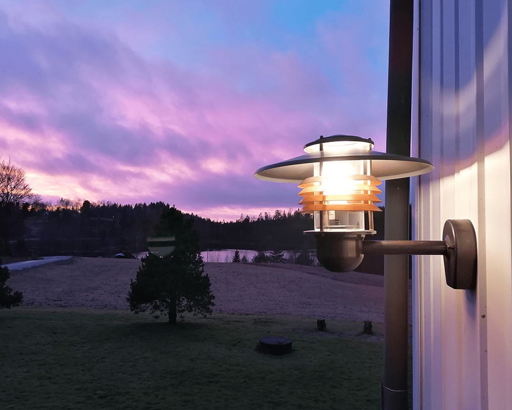 Arnäs Oxideret kobber udendørslampe Fra Westal - Den er lavet af kobber med en mørk oxideret overflade, som giver den holdbarhed og lang levetid.