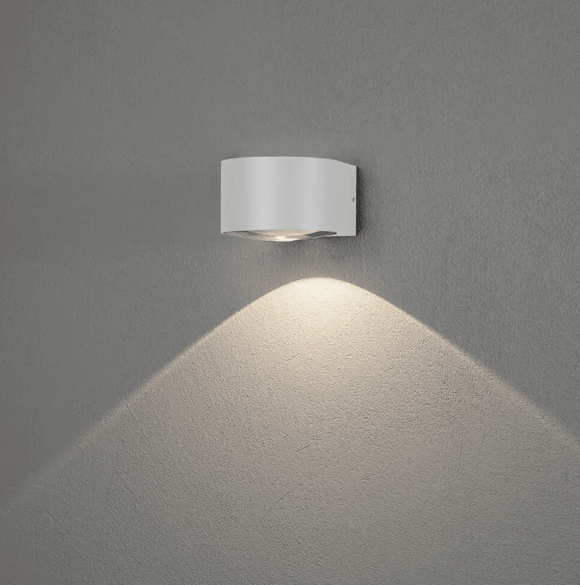 Gela 10cm Hvid udendørslampe Fra Konstsmide - Gela er en moderne væglampe med et stilrent design.