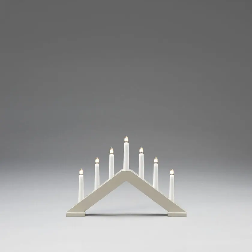 Candelabra 7 Lights Mat beige Fra Konstsmide - Giv dit hjem en tidl&oslash;s og stilfuld julestemning med denne elegante adventsstage i tr&aelig;.