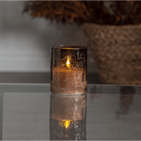 LED Lys Flamme Leaf Brun Fra Star Trading - Den har en timerfunktion og når kontakten er tændt; timer-tilstanden tænder lyset i 6 timer, 18 timer slukket gentagne gange med en smuk realistisk flamme i et varmt hvidt skær.