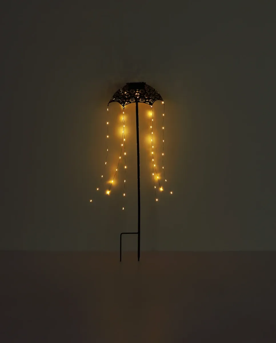 Umbrella Sort solcellelampe Fra Globo Lighting - Skapa en magisk st&auml;mning i tr&auml;dg&aring;rden med Umbrella, en unik solcellsbelysning med vackert utskuret m&ouml;nster och h&auml;ngande ljusslingor.