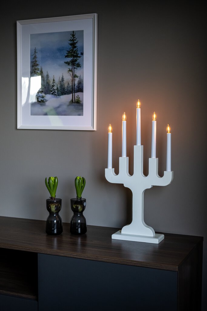 Candelabra 5 Lights Hvid Fra Konstsmide - Med fem lys spreder den et varmt og atmosf&aelig;risk sk&aelig;r, der skaber en hyggelig atmosf&aelig;re i vinterm&aring;nederne.