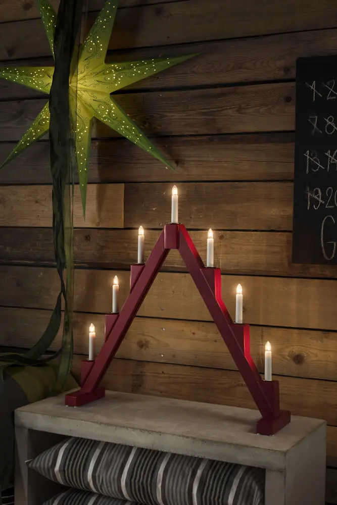 Candelabra 7 Lights RØD Fra Konstsmide - Foldbar elektrisk lysestage med 7 lys, lavet af r&oslash;dmalet tr&aelig;, dekoreret med messingringe rundt om hvert lys for et elegant pr&aelig;g.