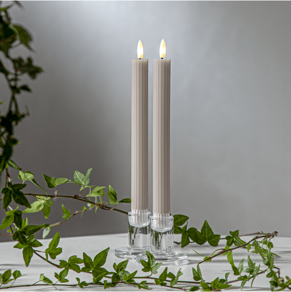 LED Antiklys Flamme Stripe Beige Fra Star Trading - Disse lys har en silikonebelagt fod, der g&oslash;r, at lysene st&aring;r mere fast i lysestagen.