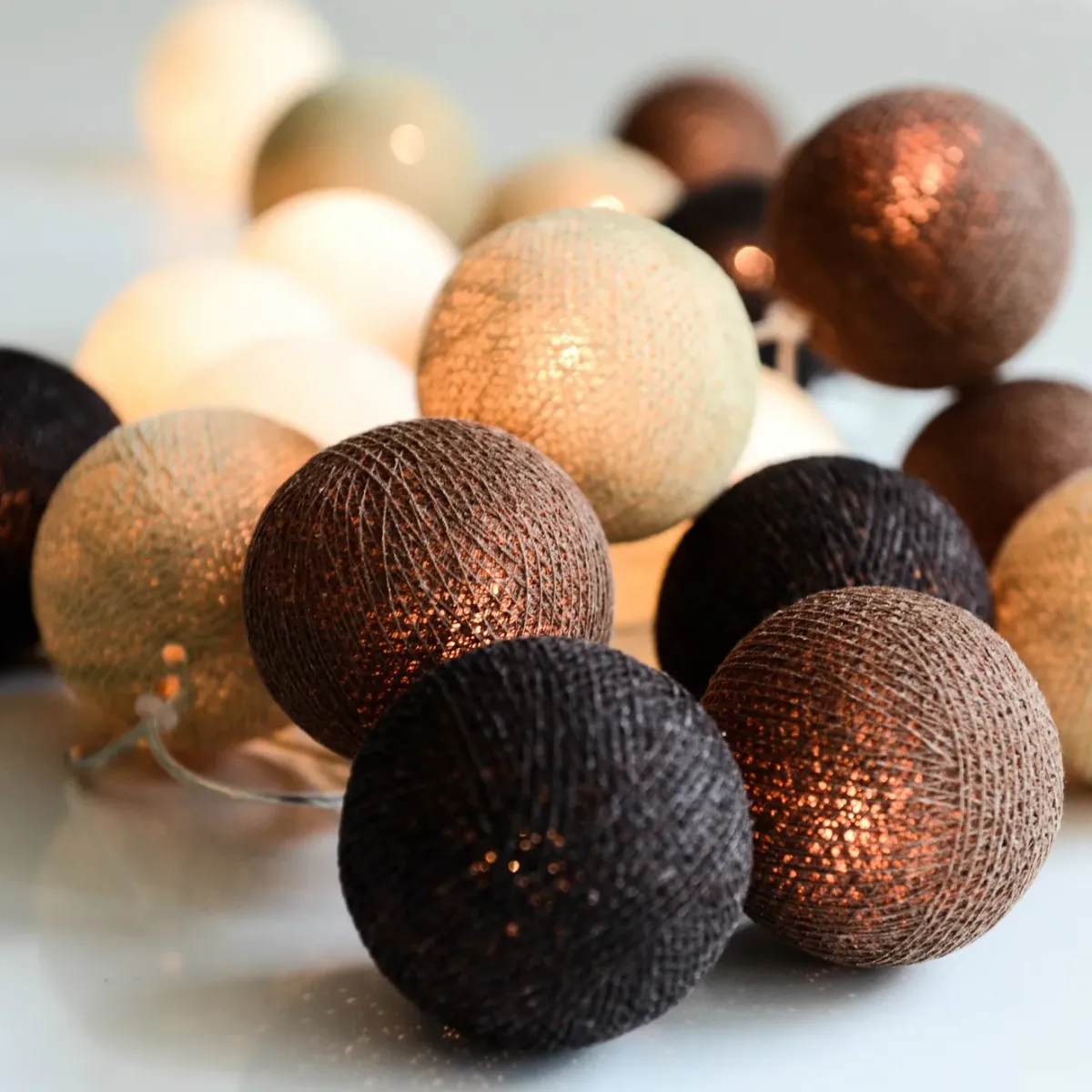 Irislights Brownie 20-lights Brun Fra Irislights - Lysk&aelig;den leveres med kugler, der er h&aring;ndlavede i bomuld og polyester i forskellige brune nuancer, der spreder et flot sk&aelig;r, n&aring;r de er t&aelig;ndt.
