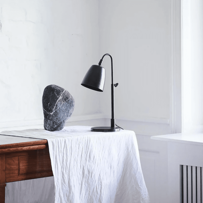 Lumi 43cm Antik sort skrivebordslampe Fra H. Skjalm P - Lumi bordlampen i metal med sort antik farve fra H.