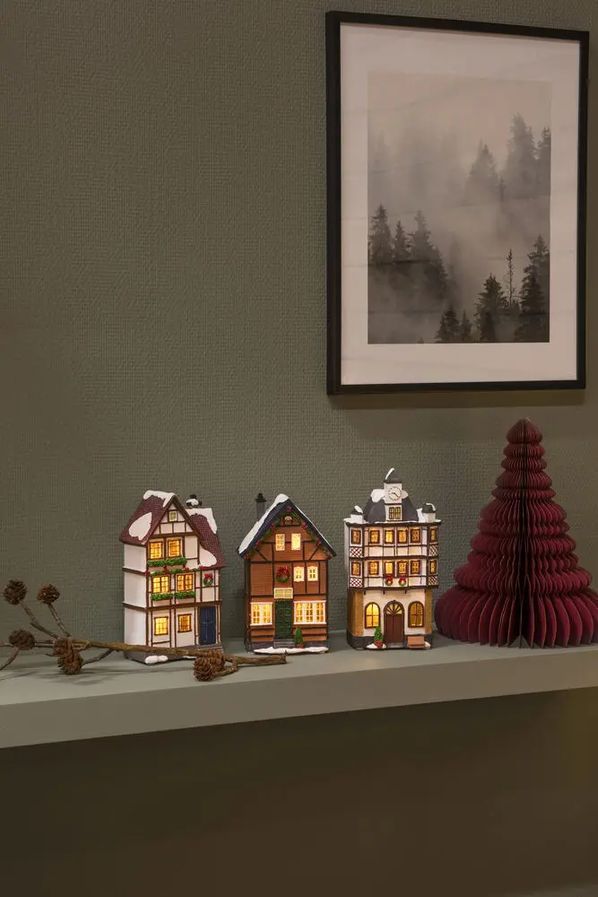3 Små Huse Brun Fra Konstsmide - B/O 3 sm&aring; hus, vinterligt hus med 6 ravfarvede LED-lys, der spreder et atmosf&aelig;risk sk&aelig;r.