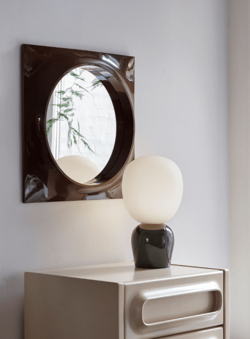 Buddy 34cm Grøn bordlampe Fra Belid - Med sin j&aelig;vne gl&oslash;d og sofistikerede design bliver Buddy en naturlig del af hjemmet, en ledsager, der spreder lys og karakter i generationer fremover.