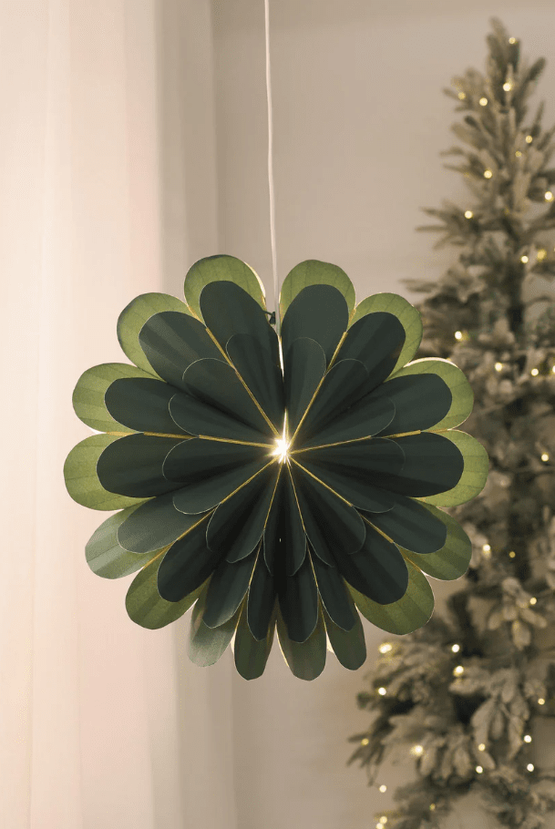 Marigold Ø45 Grøn Fra Markslöjd - Med sin smukke gr&oslash;nne papirskygge giver den en bl&oslash;d og moderne f&oslash;lelse, der er en smuk kontrast til de mere traditionelle julestjerner.