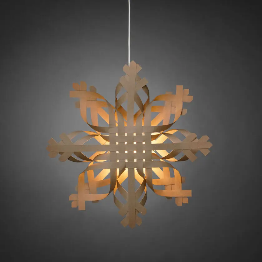 Papirstjerne Ø50 Brun Fra Konstsmide - En stilfuld kombination af traditionelt h&aring;ndv&aelig;rk og moderne form, der pifter vinterm&oslash;rket op med varme og karakter.