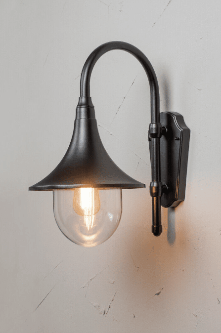 Kartano Trumpet Sort udendørslampe Fra Airam - Lysp&aelig;ren er tydeligt synlig inde i armaturet, is&aelig;r; valget af lyskilde (medf&oslash;lger ikke) har stor betydning for stemningen og effekten af belysningen.