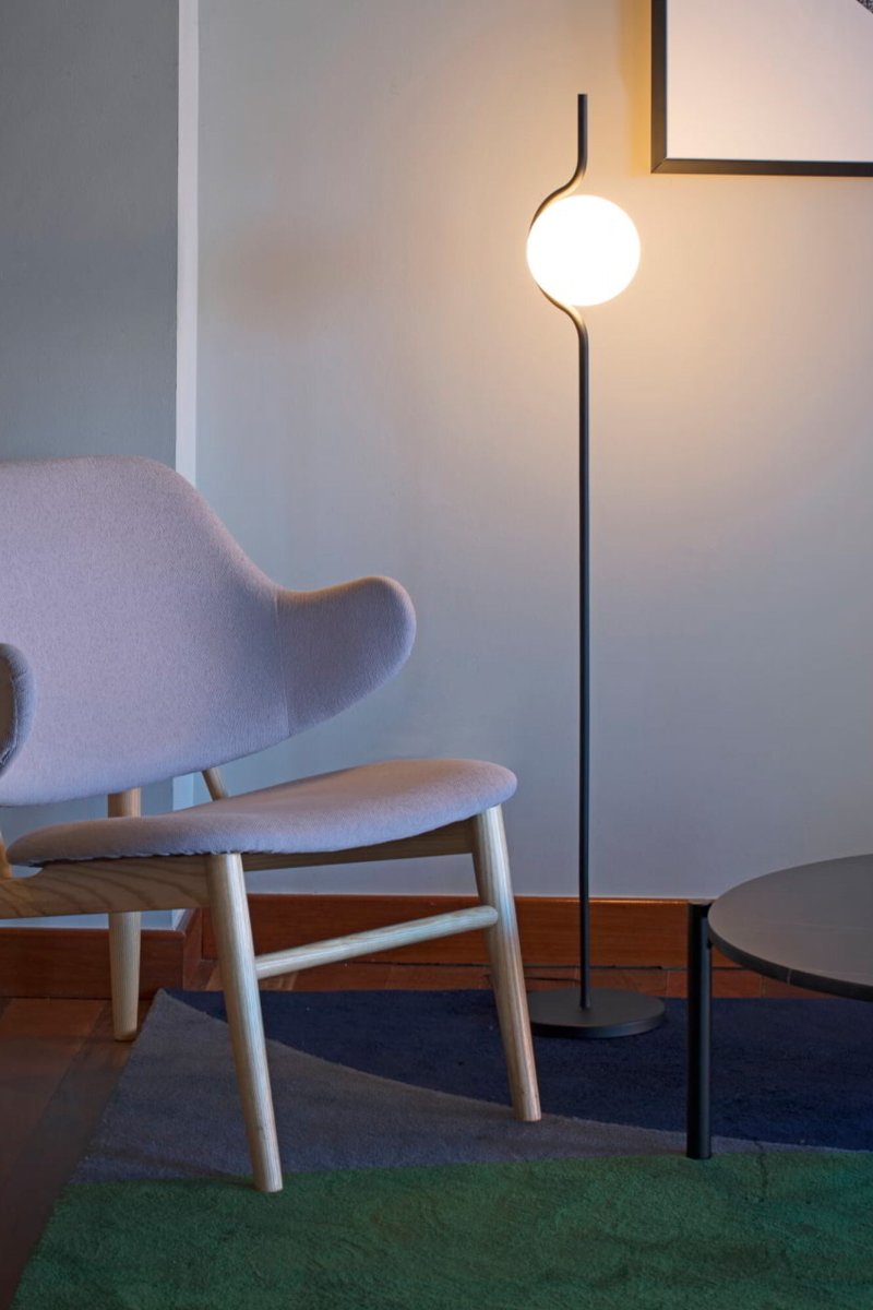 Le Vita Sort gulvlampe Fra Faro Barcelona - Le Vita er en designserie fra Nahtrang, der er kendetegnet ved sin elegante enkelhed.