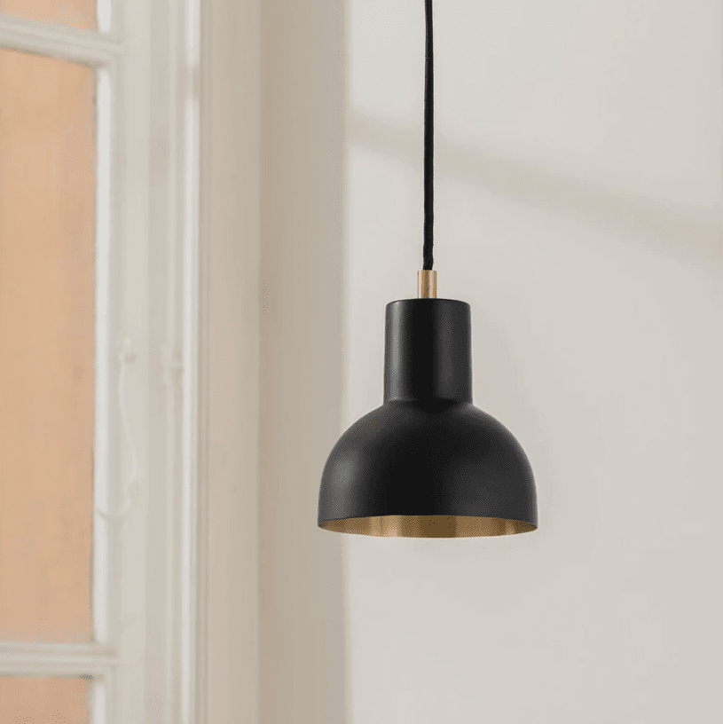 Mini Ø14 Sort loftslampe Fra H. Skjalm P - Mini-vedhæng i matsort metal med guldfarvet interiør og messingdetaljer.
