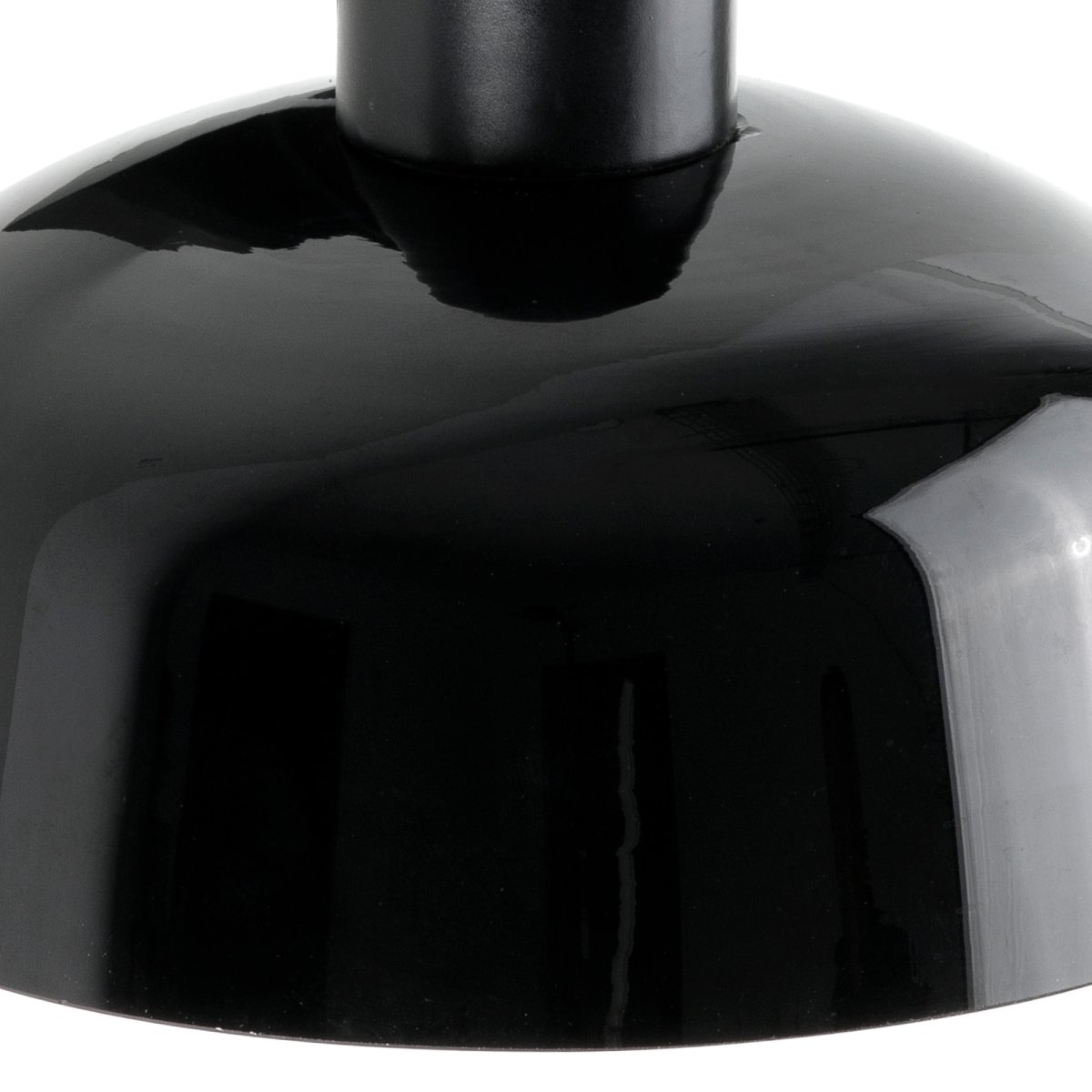 Tatawin Ø18 Sort loftslampe Fra Faro Barcelona - Tatawin er en loftslampe med en sort struktur og en sort metalsk&aelig;rm, der spreder et rettet, atmosf&aelig;risk lys.