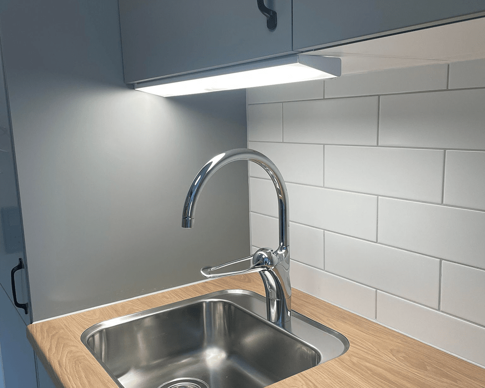Acis Dim 40cm Hvid Fra Westal - Acis Bench lighting er en dæmpbar bænklampe lavet af ekstruderet aluminium med opal blændingsbeskyttelse.