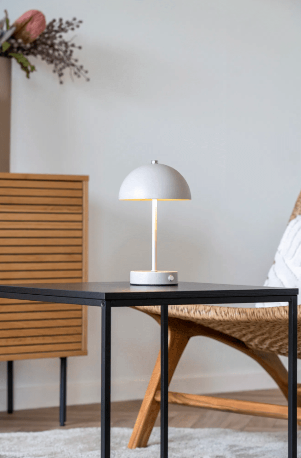 Holt LED 25cm Sand bærbar Fra House of Nordic - De klassiska formen i s&auml;ndf&auml;rgad metall med silvriga detaljer bidrar med en harmonisk atmosf&auml;r till rummet.