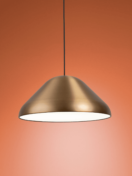 Enna Ø43 Messing loftslampe Fra Airam - Den store og afrundede pendel i metal med messingfinish passer til mange typer interi&oslash;r og som spisebordslampe.