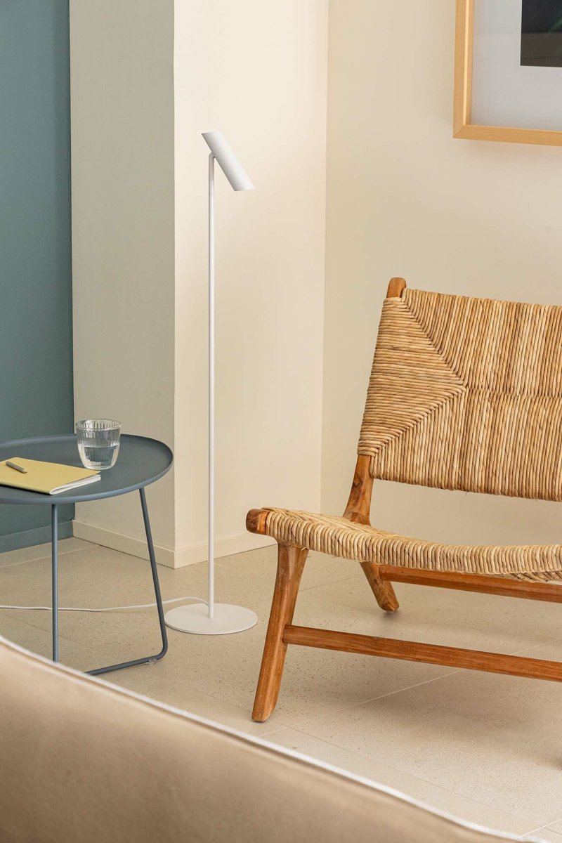 Leo Hvid gulvlampe Fra Faro Barcelona - Leo er en hvid gulvlampe med integreret LED, der kombinerer alsidighed med moderne design.