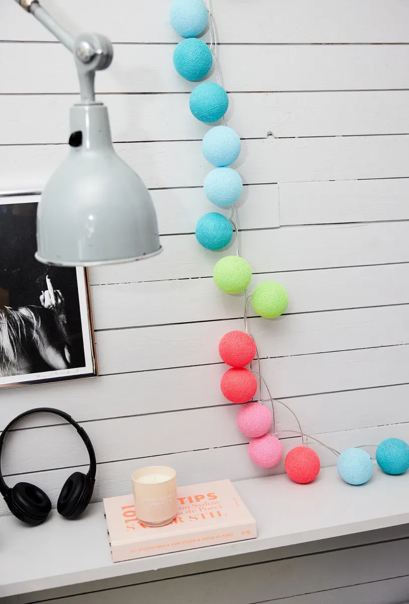 Irislights Neon 20-lights Flerfarvet Fra Irislights - Kuglerne fastg&oslash;res blot over lysk&aelig;dens lys i den &oslash;nskede r&aelig;kkef&oslash;lge og kan derefter bruges som en dekorativ detalje i et vindue eller som stemningsbelysning i en kurv p&aring; b&oslash;rnev&aelig;relset.