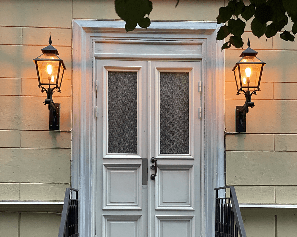 Eriksberg Oxideret kobber udendørslampe Fra Westal - Lygten har en underdel af antik sort smedning og en krop i st&aelig;rkt oxideret kobber, som giver et elegant og tidl&oslash;st design.