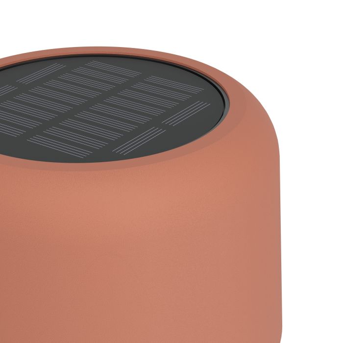 Roccanova 120cm RØD solcellelampe Fra Eglo - Roccanova er en stilfuld, solcelledrevet gulvlampe, der kombinerer form og funktion til både indendørs og udendørs brug.