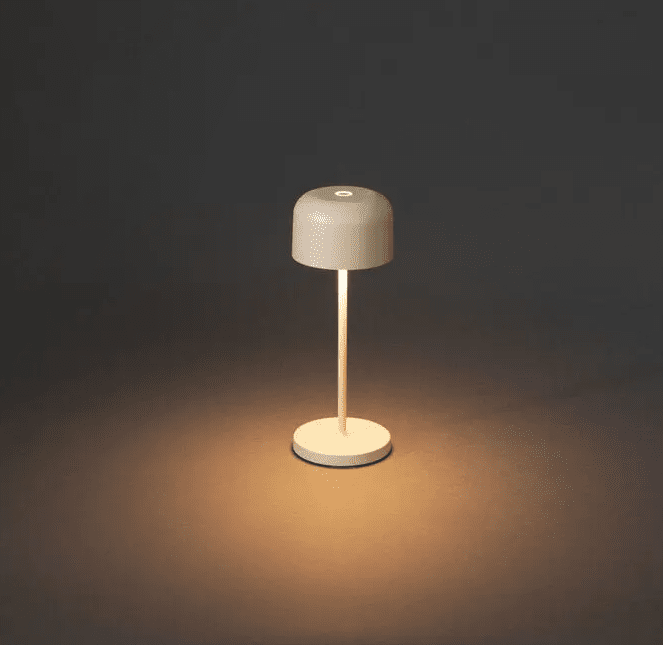 Lille 20cm Sand bærbar Fra Konstsmide - Lampen er udstyret med en ber&oslash;ringsd&aelig;mper, s&aring; du kan justere lysstyrken og farvetemperaturen fra varmt gult til varmt hvidt lys.