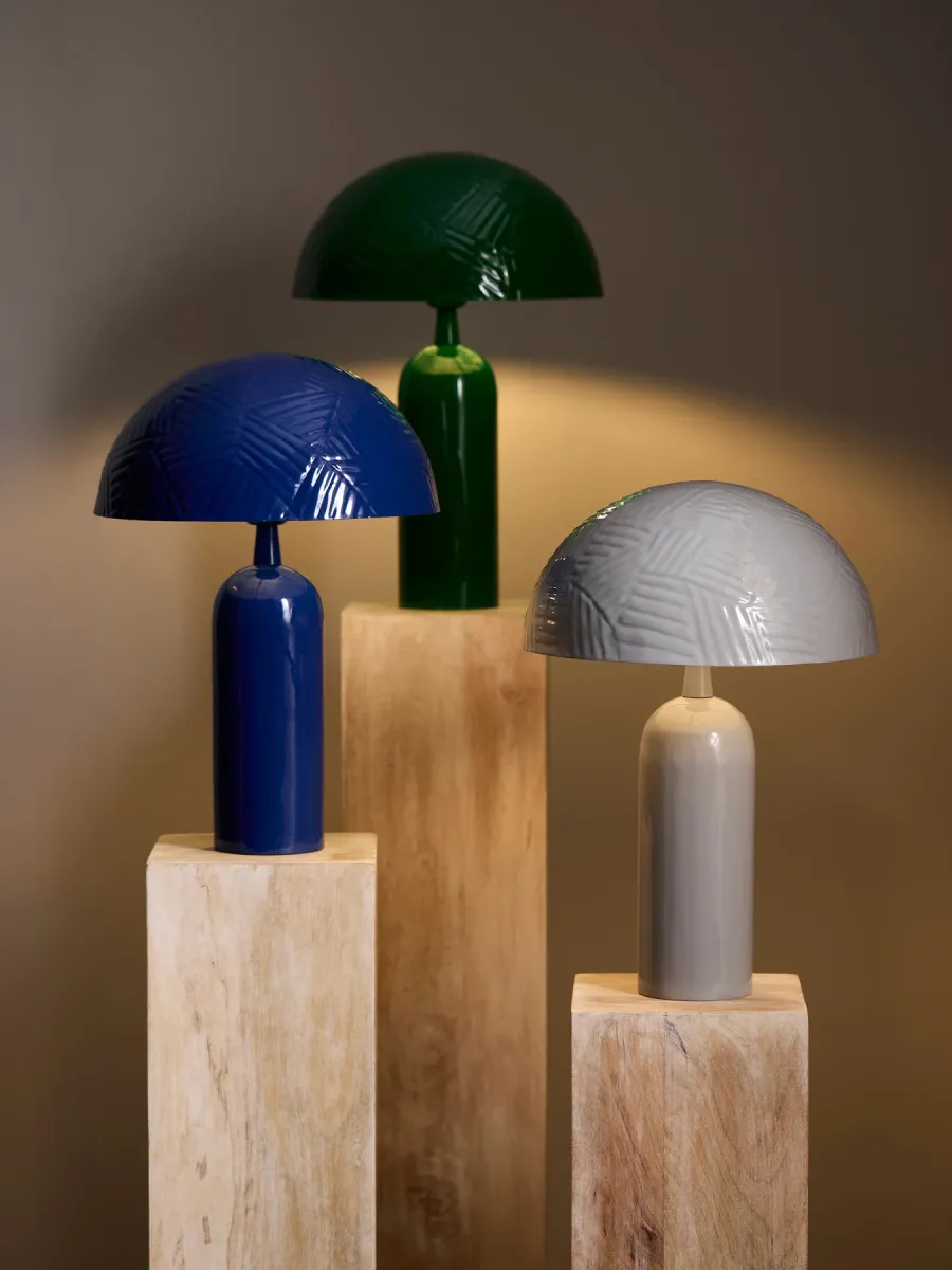 Carter 45cm Sort bordlampe Fra PR Home - Carter er lavet af metal i en mat sort finish, skærmen er 31 cm i diameter og har et dekorativt hamret mønster.