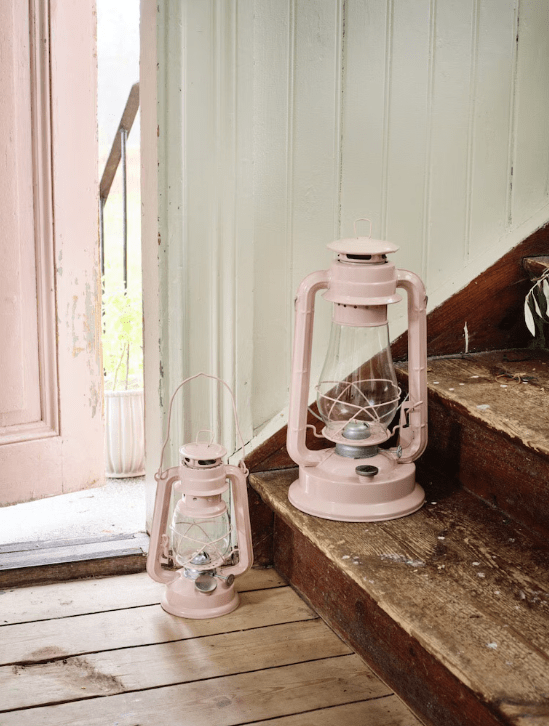 Storm Lantern small Lyserød Fra Strömshaga - En petroleumslampe i klassisk design, der bliver en flot indretningsdetalje og giver et smukt sk&aelig;r b&aring;de inde og ude.