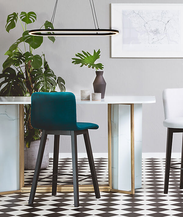 Oda 76cm Sort loftslampe Fra Aneta Lighting - Det giver et varmt hvidt behageligt lys og med de justerbare ledninger kan du vælge den ønskede højde.