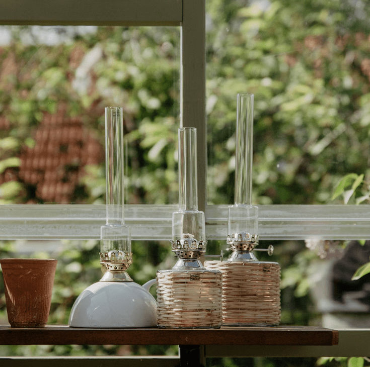 Ceramic kerosene lamp with handle Hvid Fra Strömshaga - Passer med v&aelig;ge artikelnummer 116210 og br&aelig;ndere med artikelnummer 128118G.